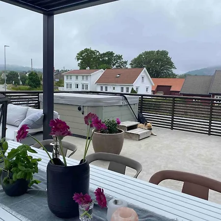 Vila Modern House 150 M From The Sanum